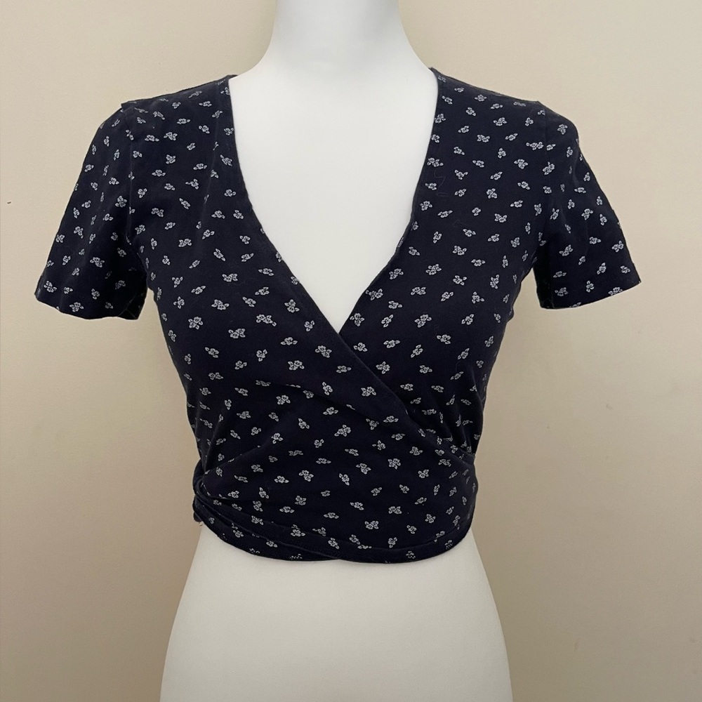BRANDY MELVILLE - navy blue and flowered wrap top